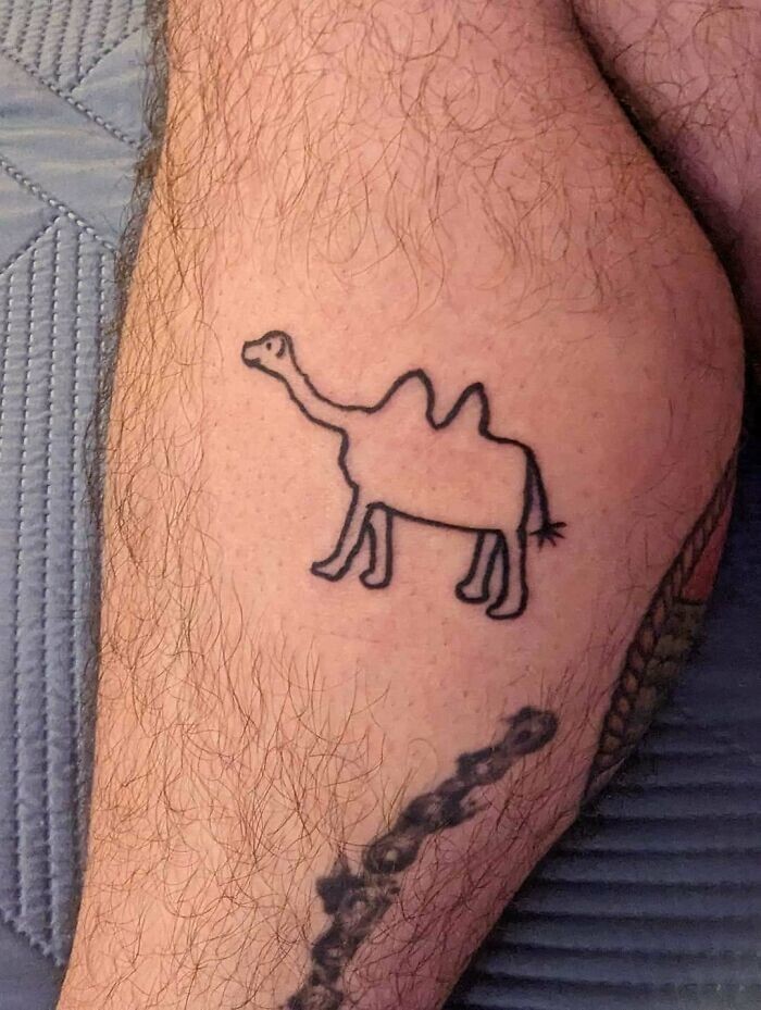 2. "Моя жена не умеет рисовать. Но она нарисовала для меня верблюда. Я решил сделать татуировку с ним"