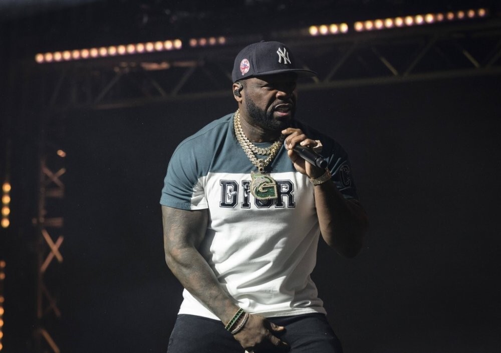 Рэпер 50 Cent швырнул микрофон в зал и рассёк поклоннице лоб