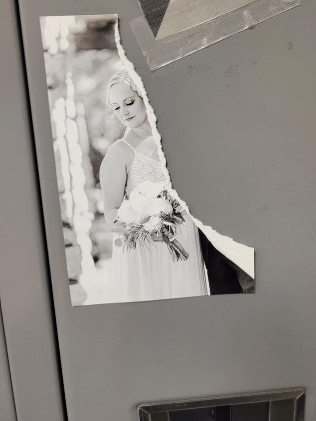 7. Неизвестный порвал свадебную фотографию на чужом шкафчике