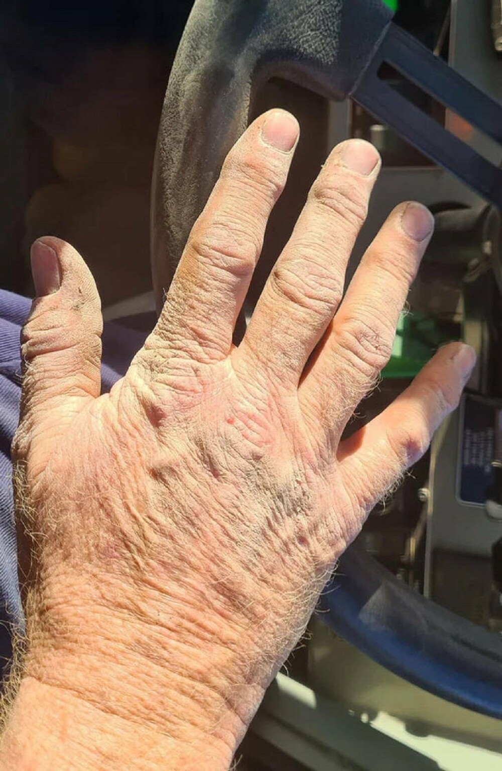 2. "Рабочие руки на цементном заводе! Я котельщик, и это моя рука после рабочего дня в грязи и пыли. Выбирайте профессию с умом, дети"