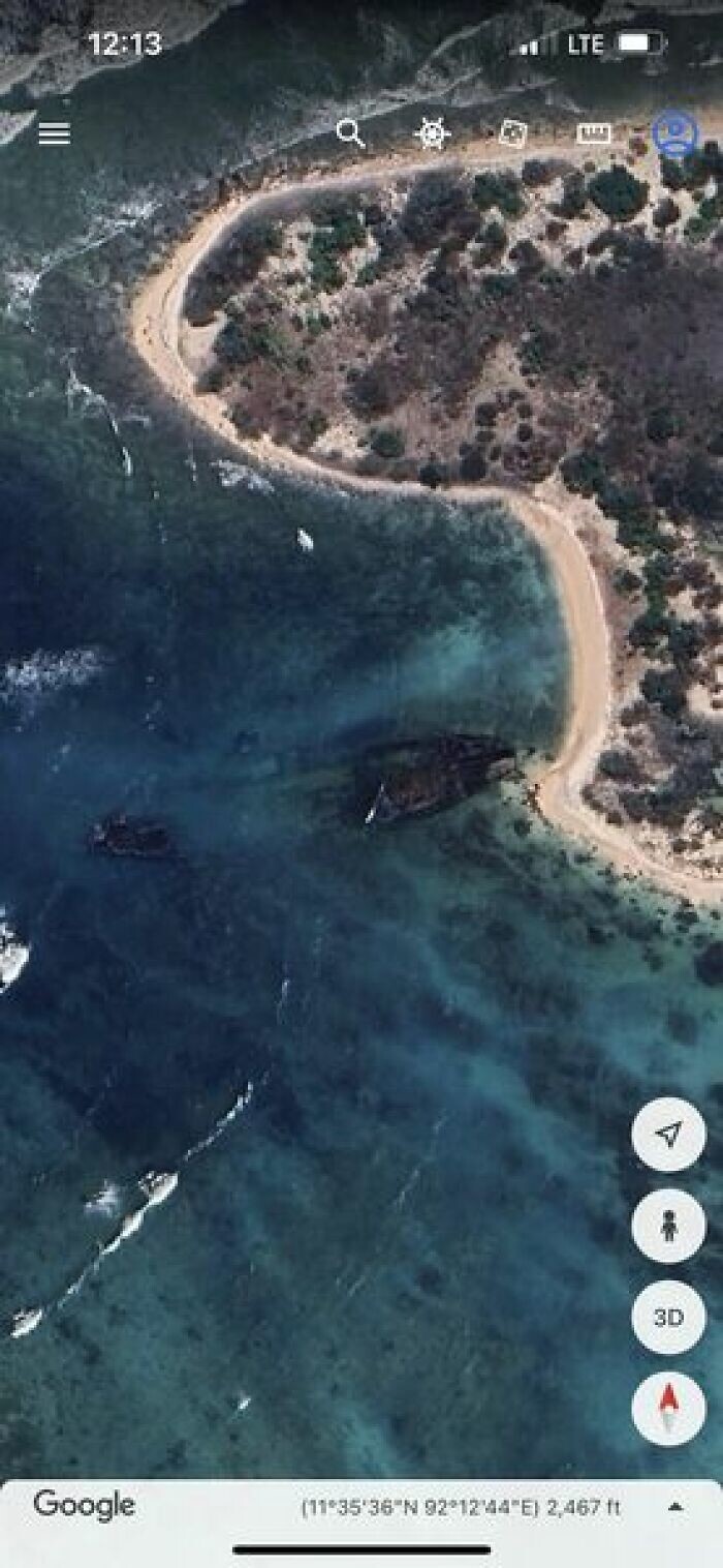 14. Грузовой корабль, потерпевший крушение на острове Северный Сентинел (Индия) в 1981 году. Аборигены (сентинельцы) убивают любого, кто пытается попасть на остров и отвергают попытки контакта