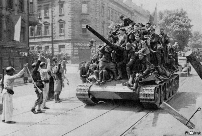 Пражские повстанцы встречают на одной из улиц города советский танк Т-34-85