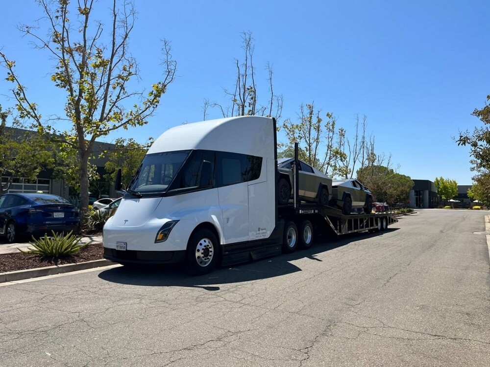 Первые серийные Tesla Cybertruck отправились в дилерский салон