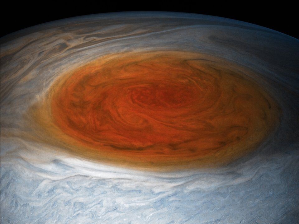8. На Юпитере бушует крупнейший атмосферный вихрь во всей Солнечной системе