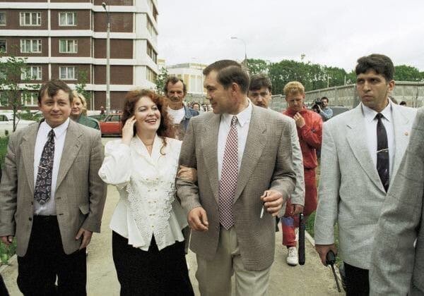 Кандидат на пост Президента РФ Александр Лебедь с супругой Инной идут по московской улице после голосования, июнь 1996 года.