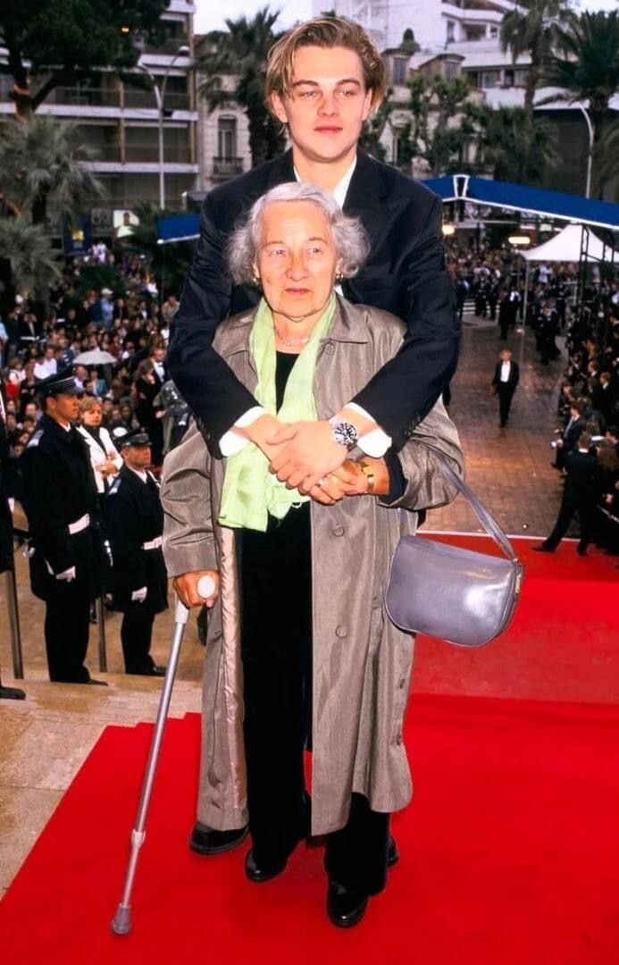 Лео с бабушкой Еленой Смирновой на красной дорожке Каннского кинофестиваля, 1996 год