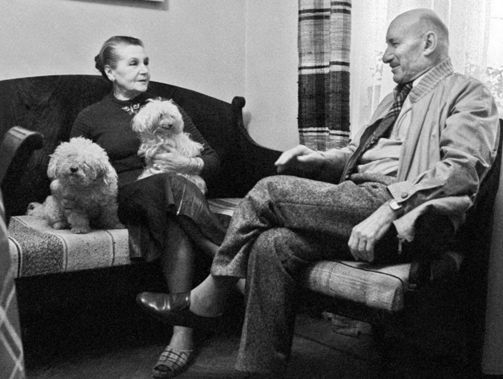 Режиссер Сергей Герасимов и артистка Тамара Макарова у себя дома, 1980 год