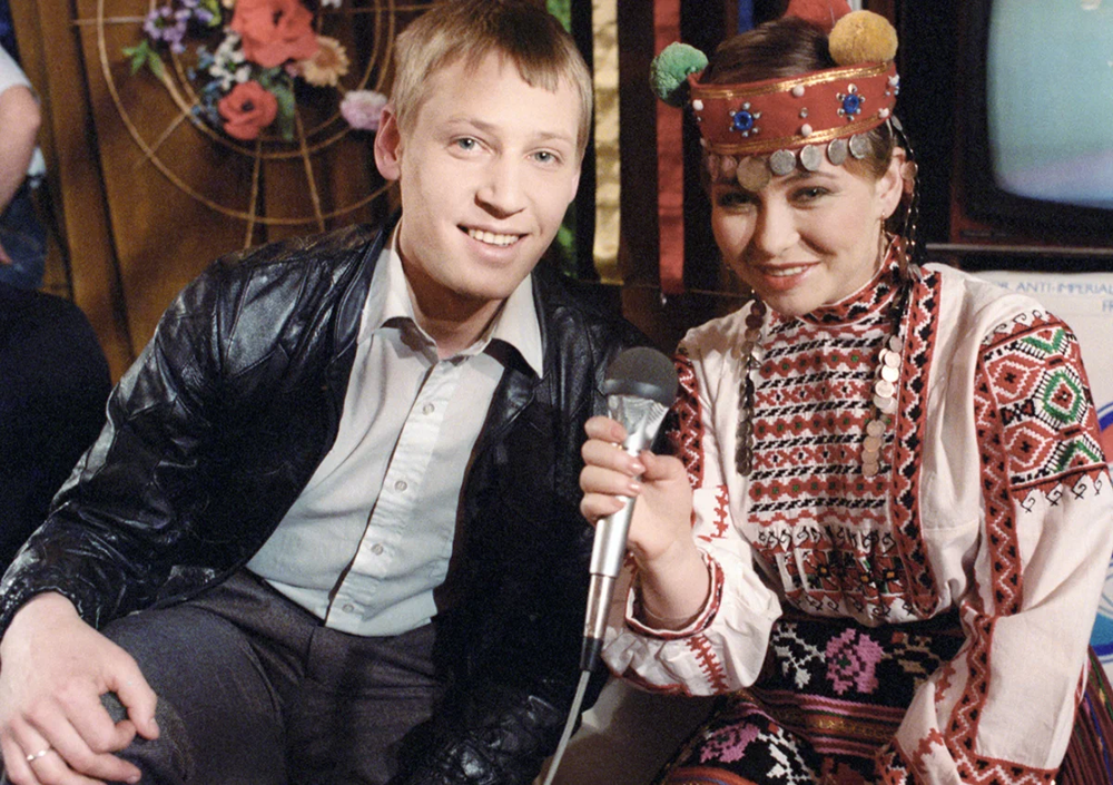 Ведущие телемоста Москва - София: советский актер Дмитрий Харатьян и болгарская студентка Вилетта Георгиева, 1985 год