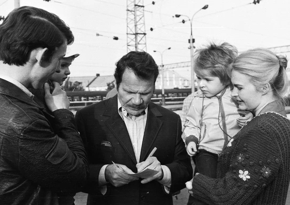 Михаил Пуговкин дает автограф, 1980-е годы