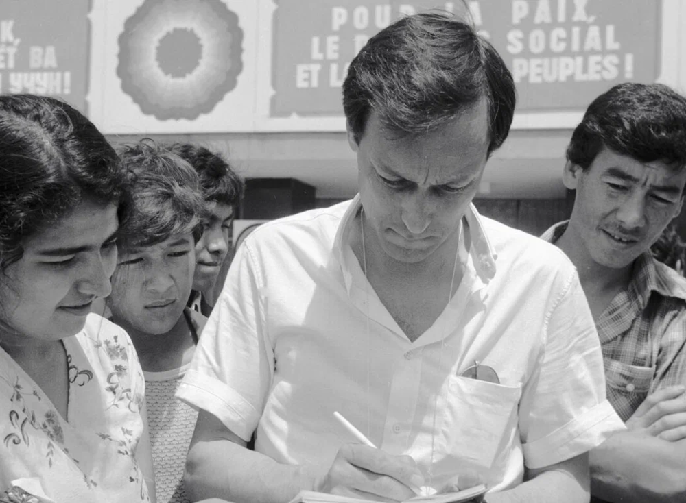 Олег Янковский дает автографы жителям Ташкента, 1984 год