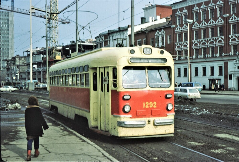 Один из последних трамваев МТВ-82 на улицах Москвы. Поймал его фотограф на Комсомольской площади. Уже в декабре 1980 года этот вагон спишут.