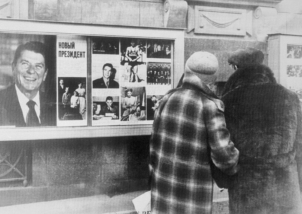 На Пресне москвичи разглядывают газеты с информацией о новом президенте США - Рональде Рейгане.