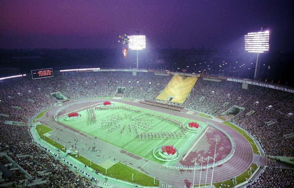 Олимпиада закончилась, Олимпийский мишка улетел в московское небо...