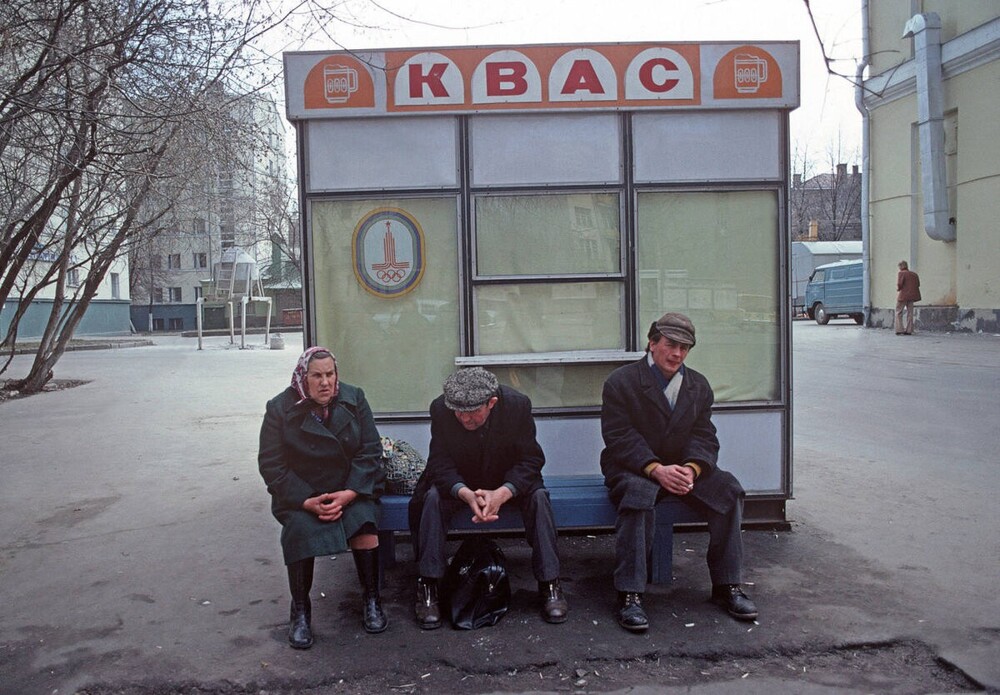 Неработающий (скорее всего из-за сезона) ларёк с квасом на улице Чернышевского (ныне - Покровка).
