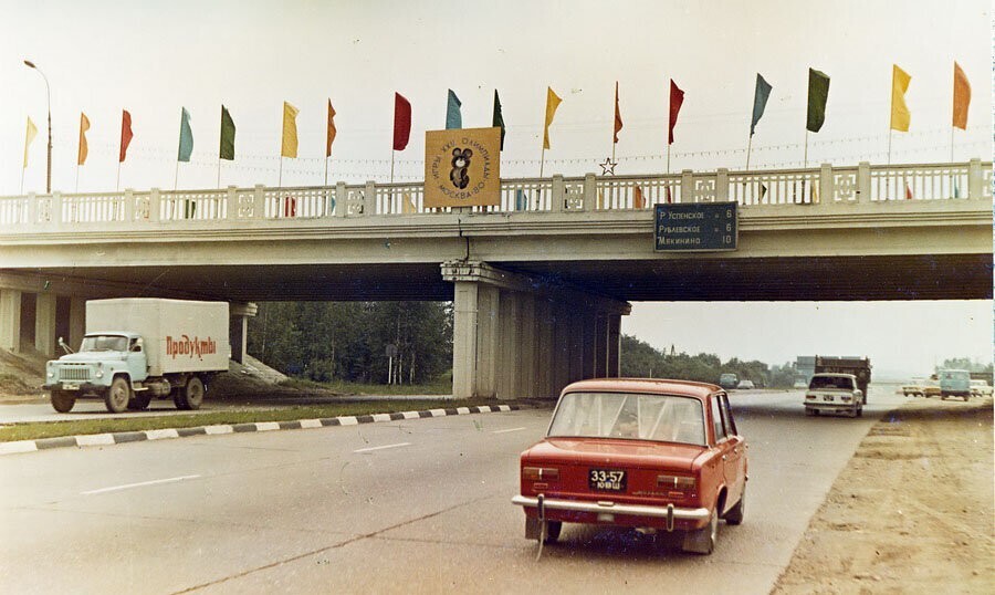 Весь город был в символике Олимпиады, даже на МКАДе повесили Олимпийских мишек. На фото пересечение кольцевой автодороги и Можайского шоссе.