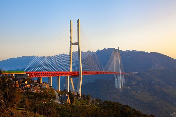 16. Мост Дугэ, также называемый мостом Бэйпаньцзян. В 2021 году, мост был признан самым высоким в мире