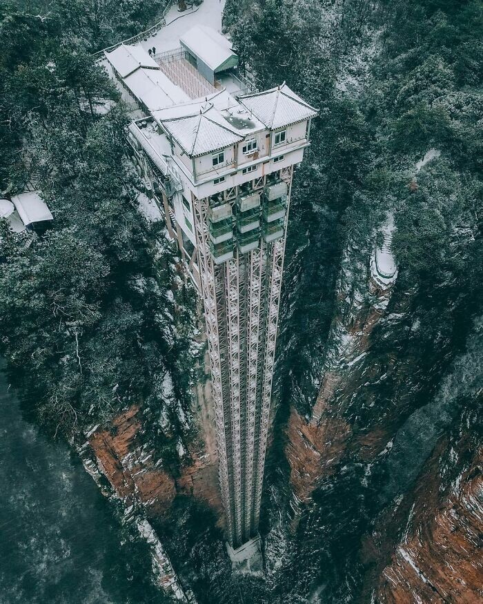 20. Самый высокий в мире открытый лифт поднимается на удивительную высоту 326 метра по горному утесу в Чжанцзяцзе, Китай