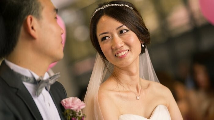 В Китае решили доплачивать молодым парам, которые заключают брак