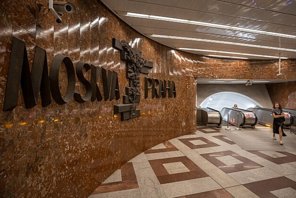Украинскую бешенку шокировал советский интерьер пражской станции метро