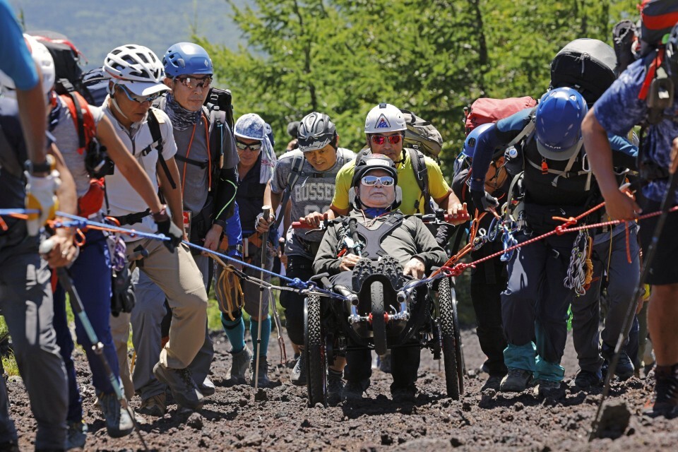Пожилой японец покорил гору в инвалидной коляске