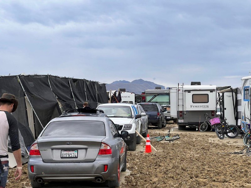 Десятки тысяч участников фестиваля Burning Man заблокированы в пустыне из-за проливных дождей