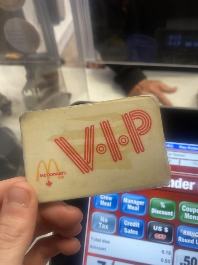 33. "Сегодня к нам пришел пожилой покупатель с VIP-картой McDonald's"