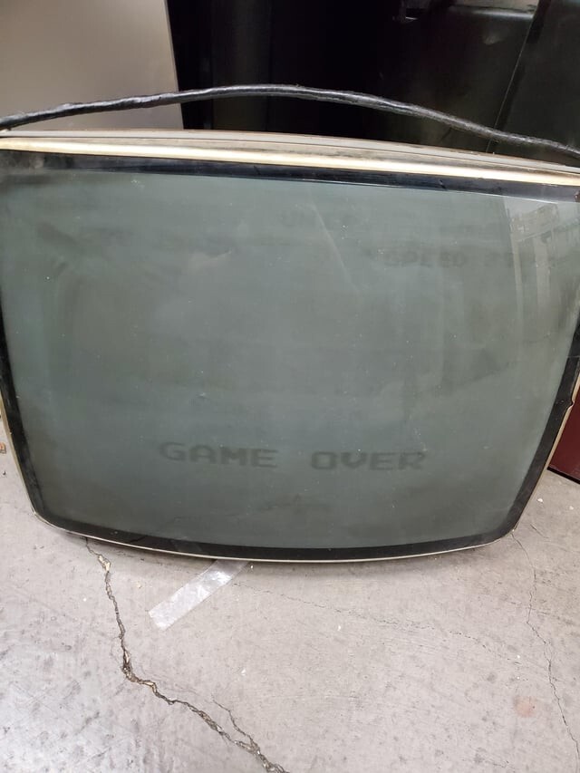 7. На экране сломанного телевизора выжжена надпись "Game Over" ("игра окончена")