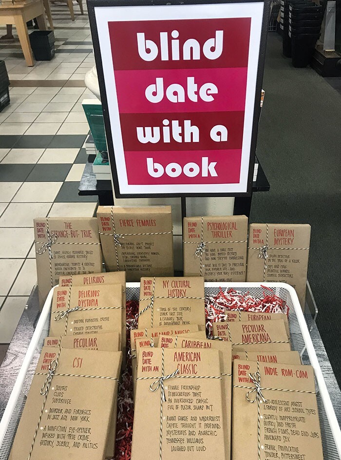 28. "Слепое свидание с книгой". В супермаркете можно бесплатно взять книгу - но её название неизвестно, известен только жанр