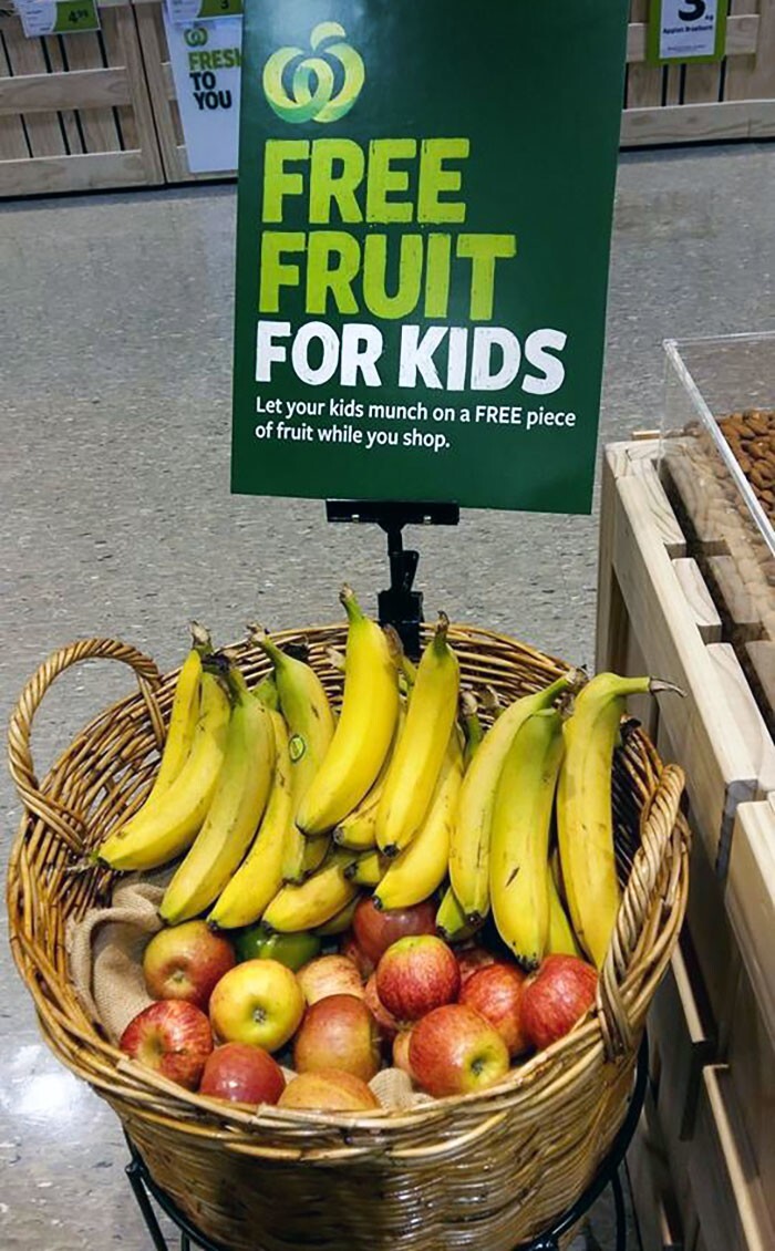 6. Бесплатные фрукты для детей у входа в магазин