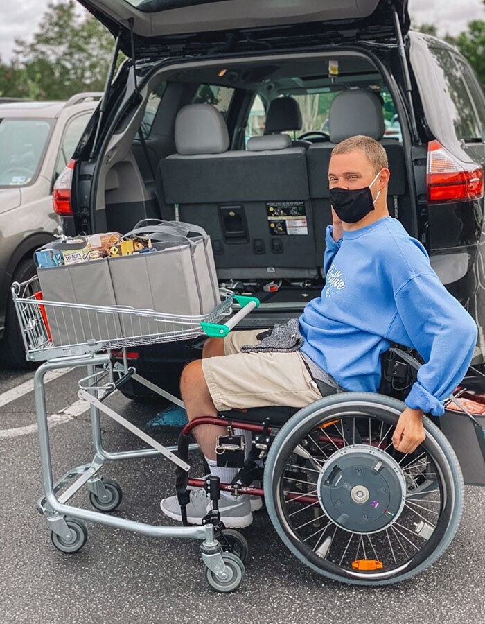 2. Специальные тележки в супермаркете, которые прикрепляются к инвалидному креслу