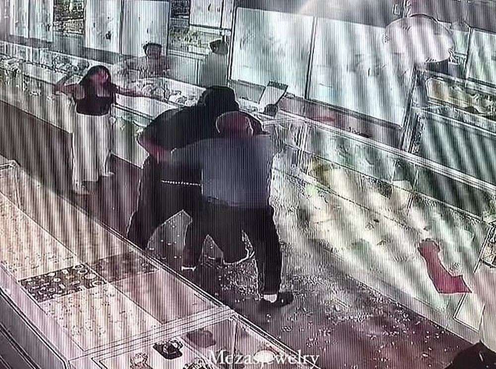 Толстый грабитель получил достойный отпор от работников ювелирного магазина