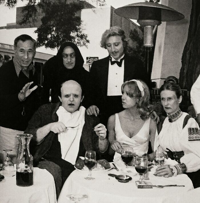 12. Мел Брукс и актеры «Молодого Франкенштейна» на обеде в Беверли-Хиллз во время съёмок (1974)