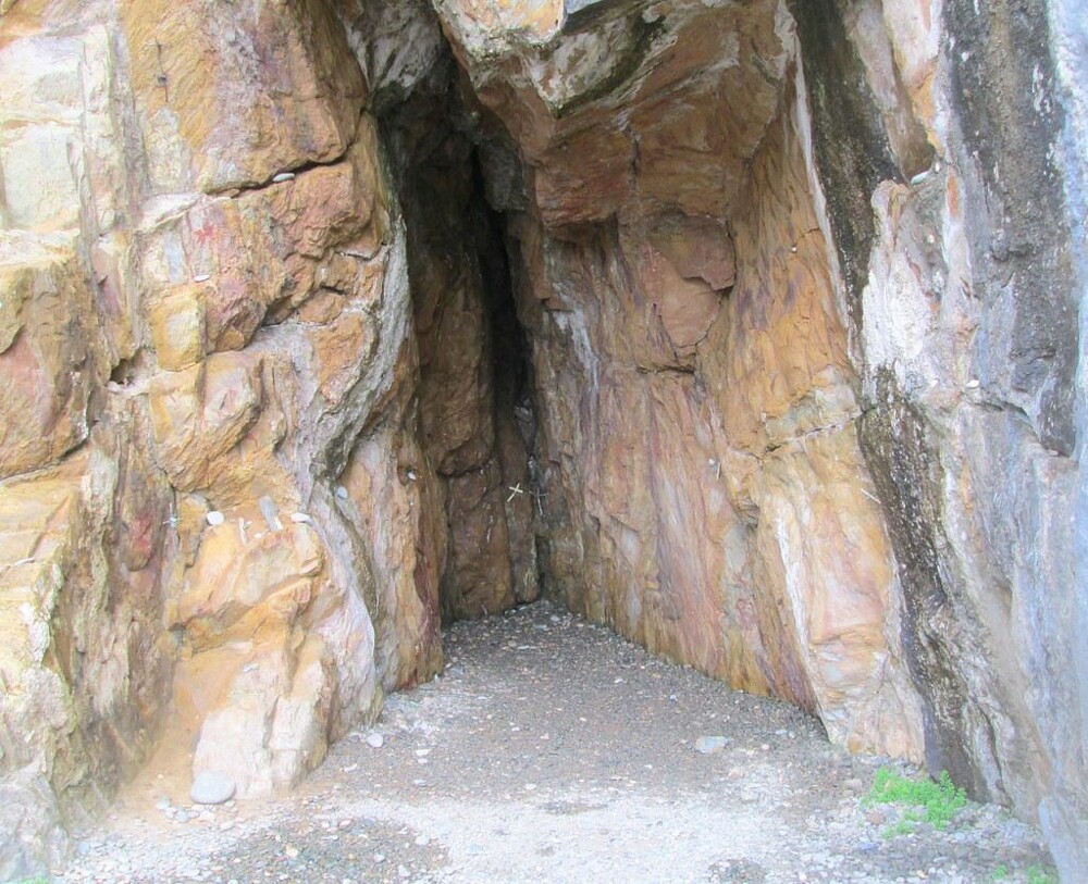 1. Во время семейного отпуска в Шотландии мы потратили два часа на прогулку к знаменитой пещере, ожидая, что она уйдет под землю и все такое. Это пещера