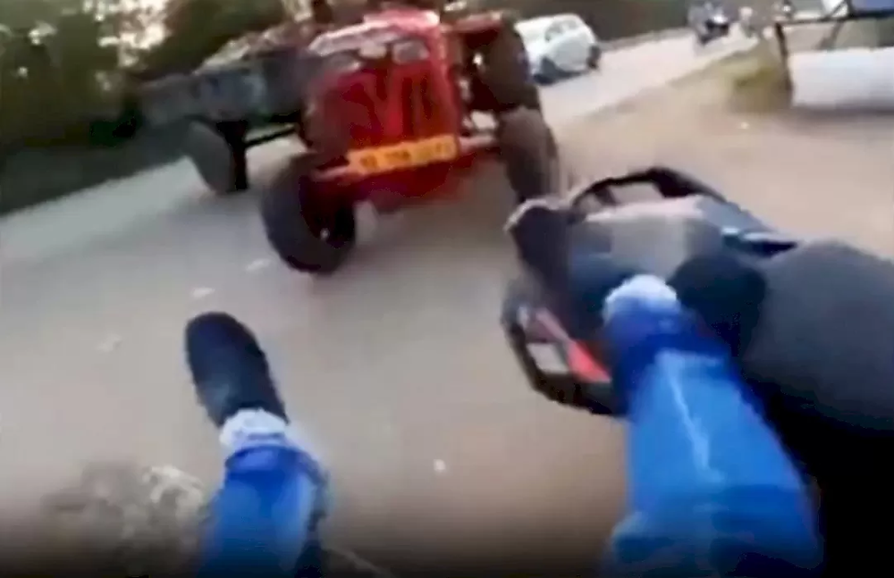 Индиец не разъехался с трактором и оказался в канаве