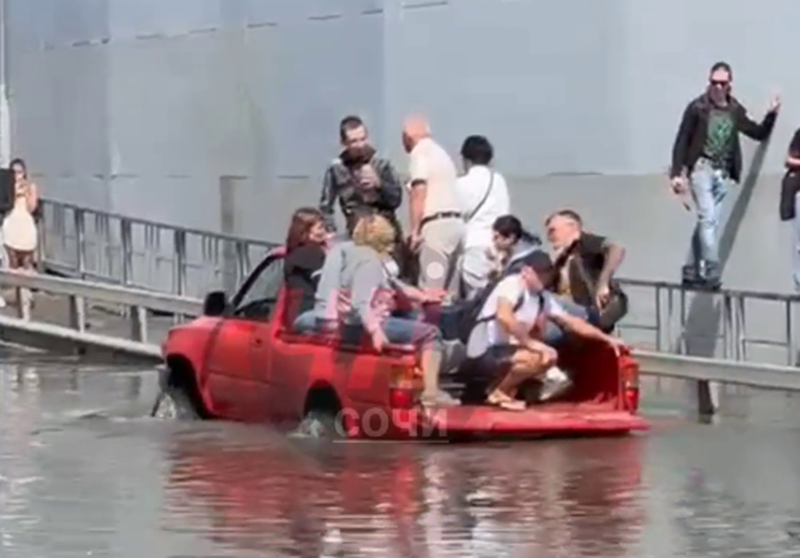 Водитель пикапа помог спасти пассажиров из затопленного автобуса в Сочи