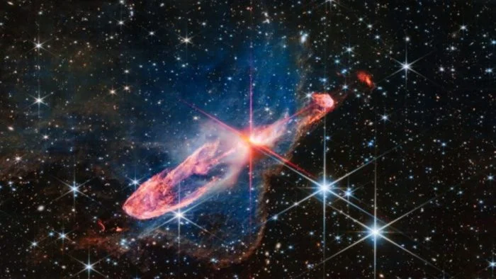 Телескоп «Джеймс Уэбб» сфотографировал в дальнем космосе огромный знак вопроса