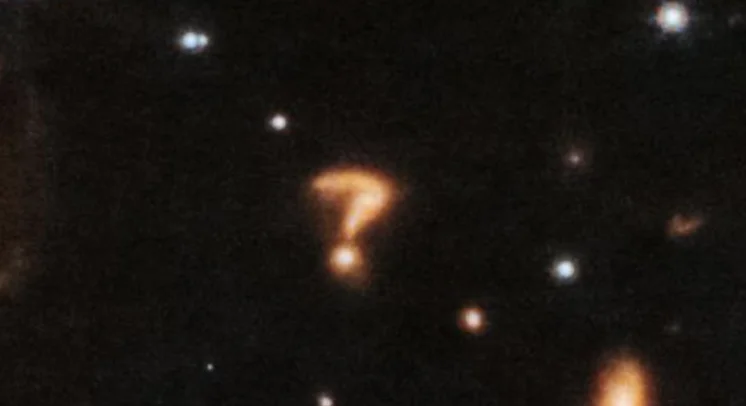 Телескоп «Джеймс Уэбб» сфотографировал в дальнем космосе огромный знак вопроса