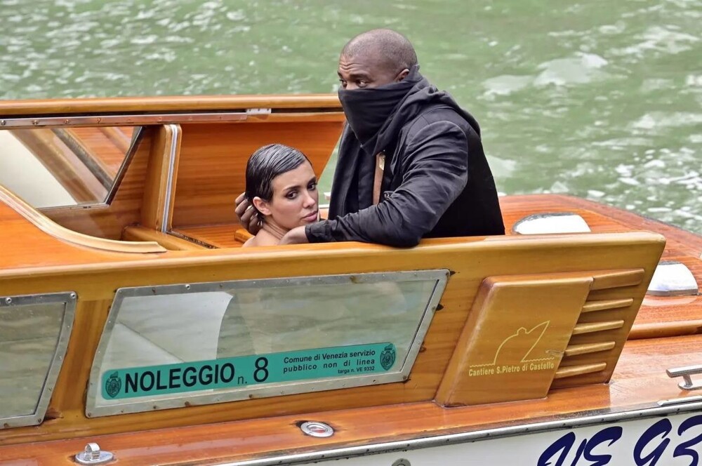 После сексуального скандала Канье Уэсту запретили арендовать лодки в Венеции
