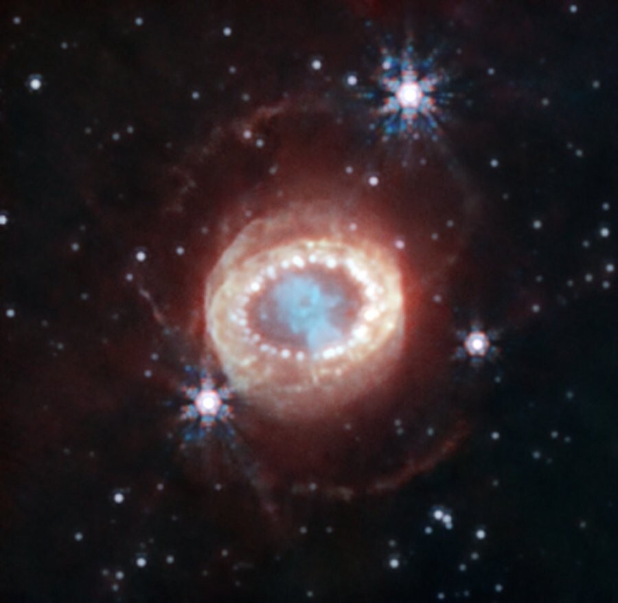 24. Сверхновая звезда SN 1987A. Уэбб сделал самый чёткий и детализированный снимок этой звезды на сегодняшний день