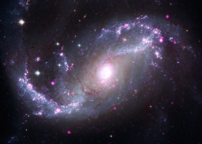 13. Спиральная галактика NGC 1672, находящаяся в 60 миллионах световых лет от Земли