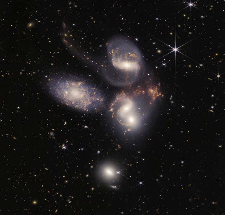 25. Квинтет Стефана, группа из пяти галактик в созвездии Пегаса