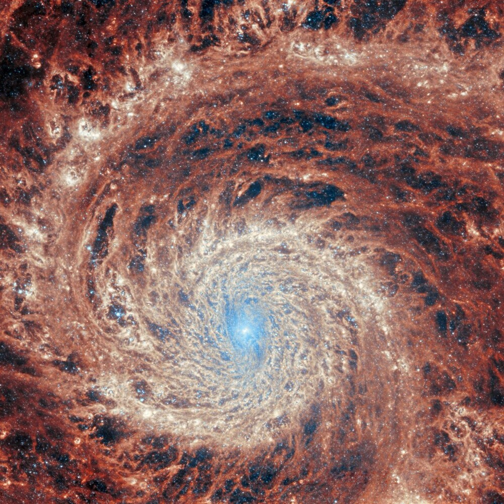 1. На фото - спиральная галактика M51, также известная как NGC 5194. Снимок сделан прибором среднего инфракрасного диапазона MIRI