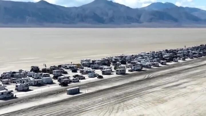 Огромные колонны из автомобилей покидают площадку фестиваля Burning Man