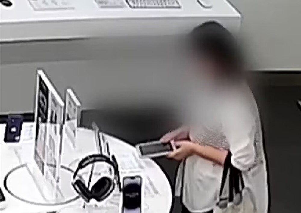 Взгляните, как женщина перегрызает защитный трос и крадет iPhone 14 Plus