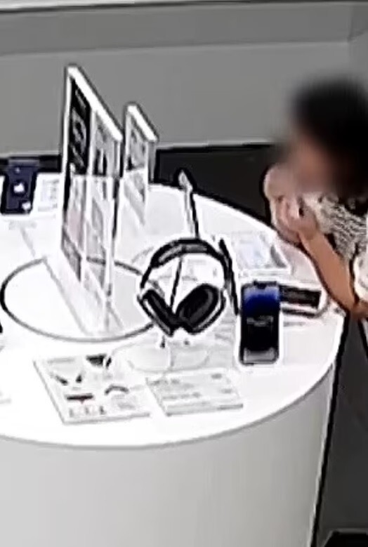 Взгляните, как женщина перегрызает защитный трос и крадет iPhone 14 Plus