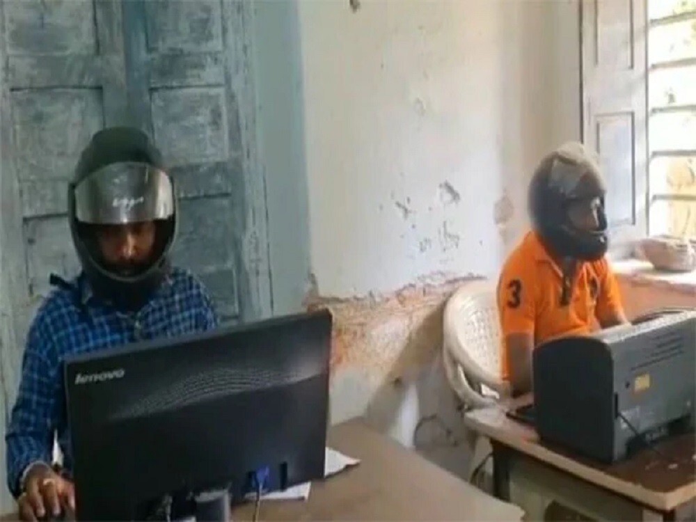 Госслужащие в Индии носят мотоциклетные шлемы на работе