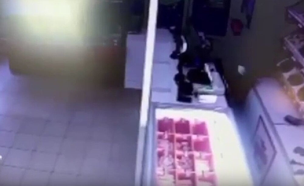 В Подмосковье грабитель отверткой сломал стену магазина, чтобы ограбить кассу