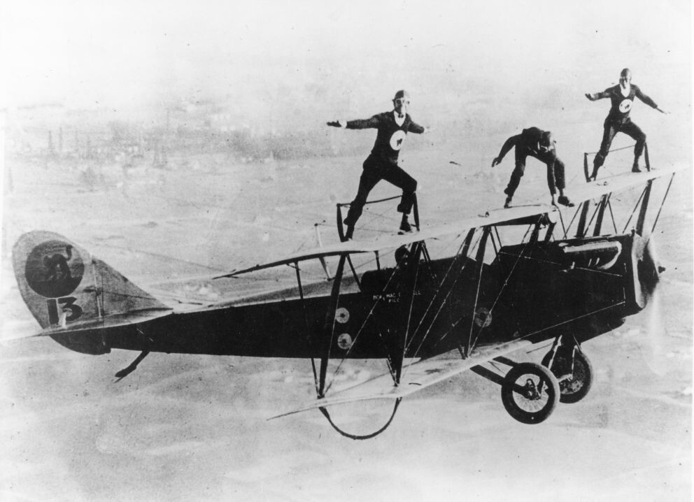 4. Три каскадёра из "13 чёрных котов" стоят на самолёте во время полёта