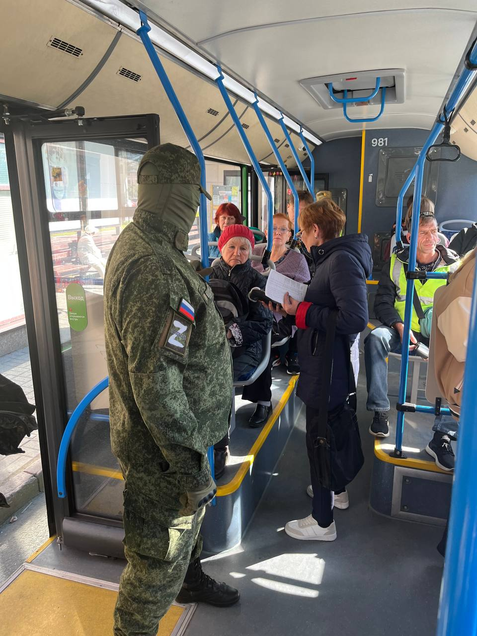 «Зачем граждан-то пугать?»: в Челябинске безбилетников стали ловить дружинники в камуфляже с балаклавами