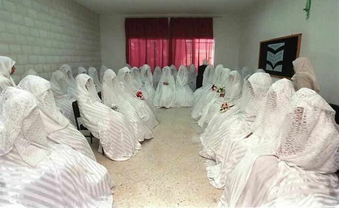 21. Иорданские невесты ждут церемонии. В этой крупнейшей массовой свадебной церемонии приняли участие 48 пар. Амман, 1999 год